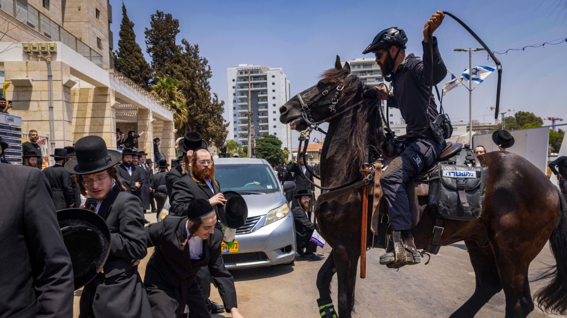 שוטר מצליף במפגינים | צילום: יוסי אלוני, פלאש 90