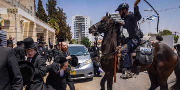 שוטר מצליף במפגינים | צילום: יוסי אלוני, פלאש 90