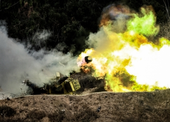 תותח צה״לי יורה פגזים לעבר העיר עזה היום, לקראת כיבושה | צילום: פלאש 90