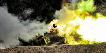 תותח צה״לי יורה פגזים לעבר העיר עזה היום, לקראת כיבושה | צילום: פלאש 90