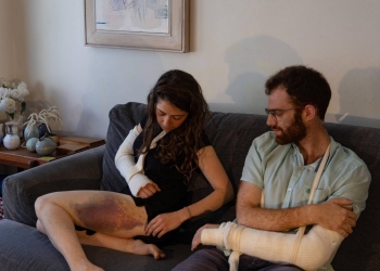 הלל לוי-פאור ויפעת קמחי, כשבוע לאחר הפציעה (קרדיט: activestills)