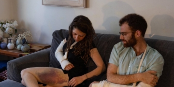 הלל לוי-פאור ויפעת קמחי, כשבוע לאחר הפציעה (קרדיט: activestills)