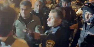 אלימות משטרתית בהפגנה מול מטה הליכוד בתל אביב | צילום: אריאל יואלי