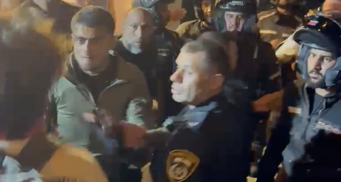 אלימות משטרתית בהפגנה מול מטה הליכוד בתל אביב | צילום: אריאל יואלי