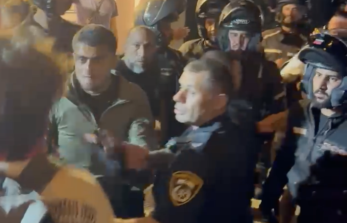 אלימות משטרתית בהפגנה מול מטה הליכוד בתל אביב | צילום: אריאל יואלי