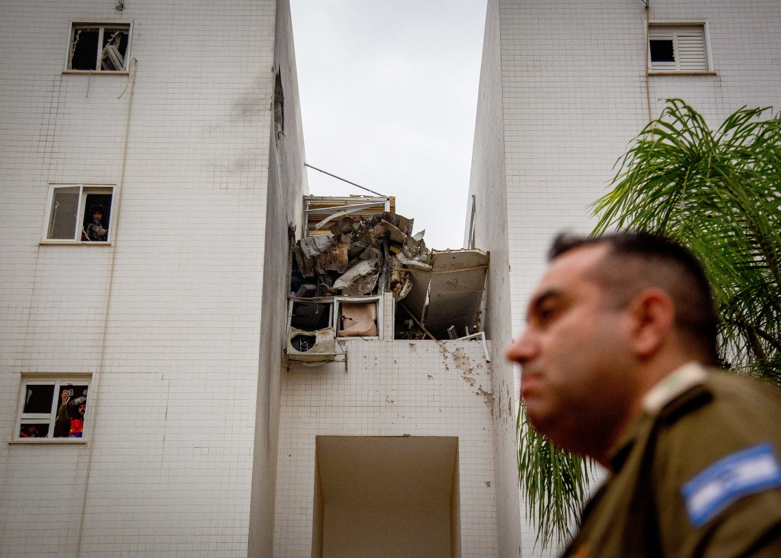 פגיעה ישירה בבניין מגורים באשקלון, דצמבר 2023 | צילום: אדי ישראל, פלאש 90