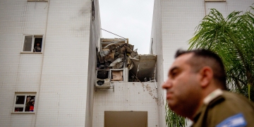 פגיעה ישירה בבניין מגורים באשקלון, דצמבר 2023 | צילום: אדי ישראל, פלאש 90