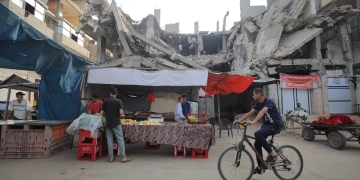 עגבניה ב-150 שקל לק״ג: השוק בעיר עזה בסוף יולי, עם חידוש הסיוע בעקבות לחץ בנ״ל לאחר ארבעה חודשי מצור | צילום: פלאש 90