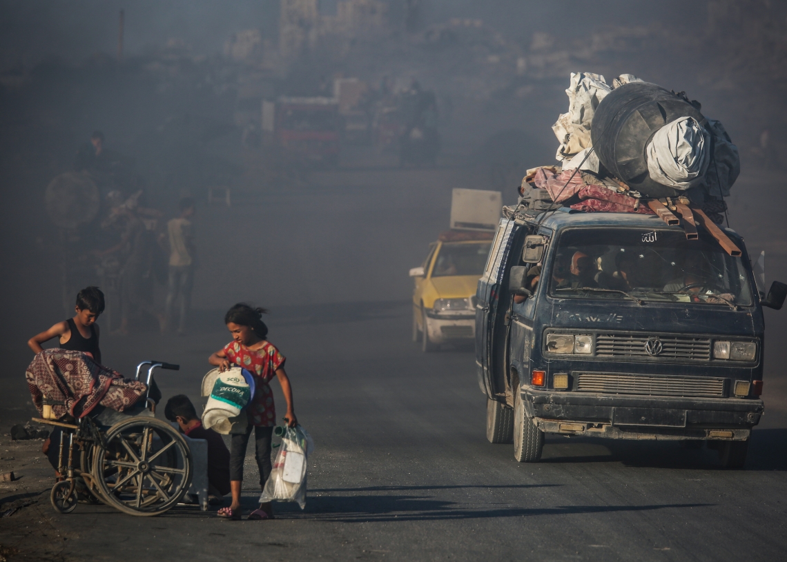 תושבי העיר עזה בורחים דרומה ברכבים הנוסעים על דלקים מאולתרים | צילום: פלאש 90