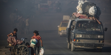 תושבי העיר עזה בורחים דרומה ברכבים הנוסעים על דלקים מאולתרים | צילום: פלאש 90