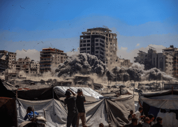 הפצצת מגדל טיבה בעיר עזה | צילום: פלאש 90