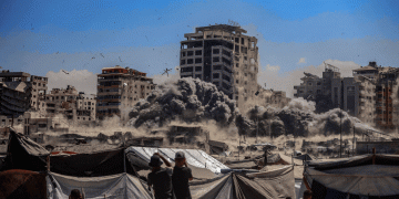 הפצצת מגדל טיבה בעיר עזה | צילום: פלאש 90