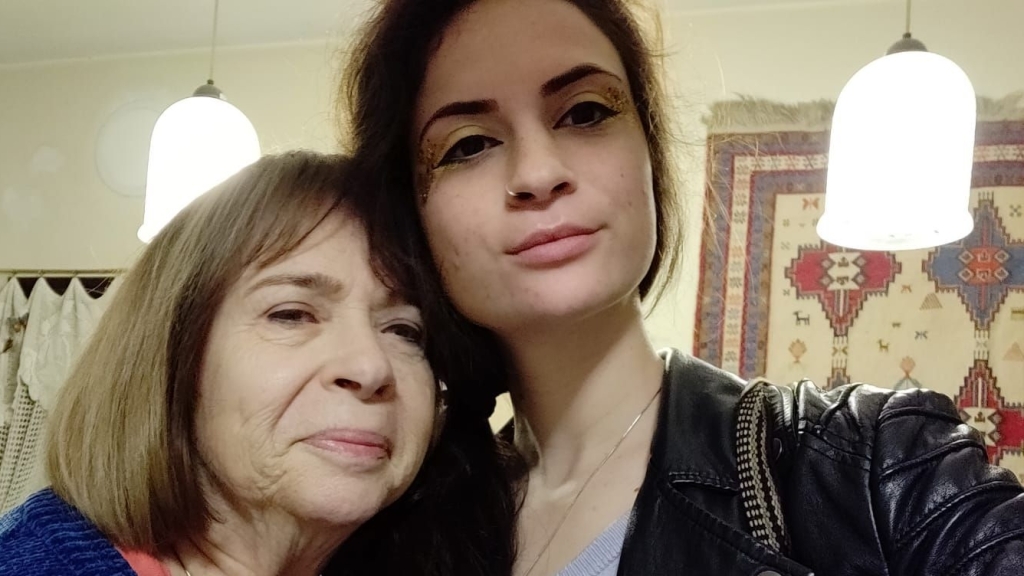 ענבר הימן וסבתה, ורדה נחושתן