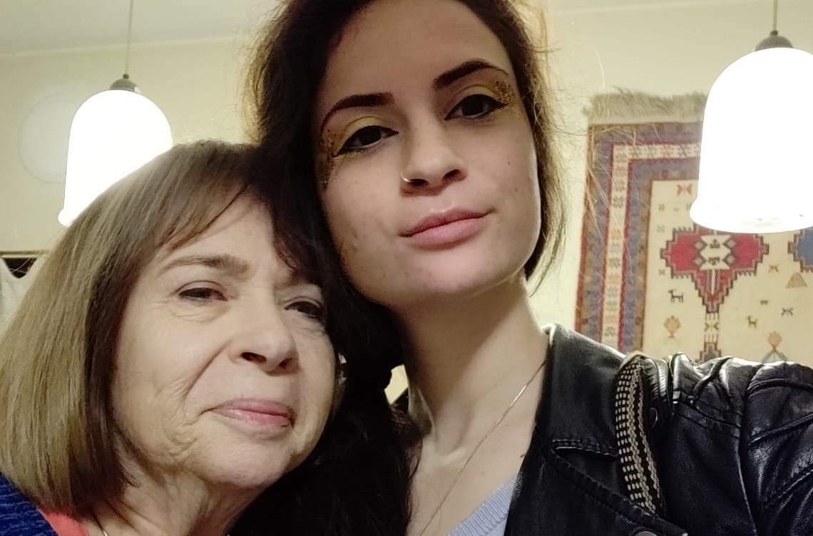 ענבר הימן וסבתה, ורדה נחושתן