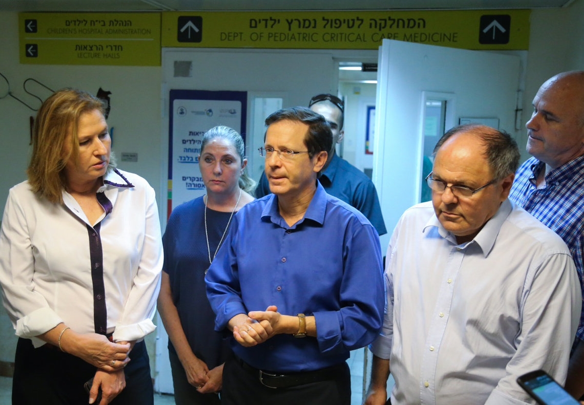 הרצוג ב-2015, מגנה את רצח משפחת דוואבשה בוקר למחרת הפוגרום בכפר דומא | צילום: פלאש 90