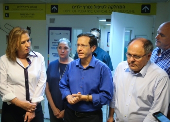 הרצוג ב-2015, מגנה את רצח משפחת דוואבשה בוקר למחרת הפוגרום בכפר דומא | צילום: פלאש 90