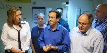 הרצוג ב-2015, מגנה את רצח משפחת דוואבשה בוקר למחרת הפוגרום בכפר דומא | צילום: פלאש 90