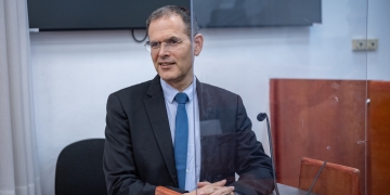 מצדיק את השיריון: סעדה בחודש שעבר, מעיד לטובת הבוס נתניהו בתיקי האלפים | צילום: יונתן סינדל, פלאש 90