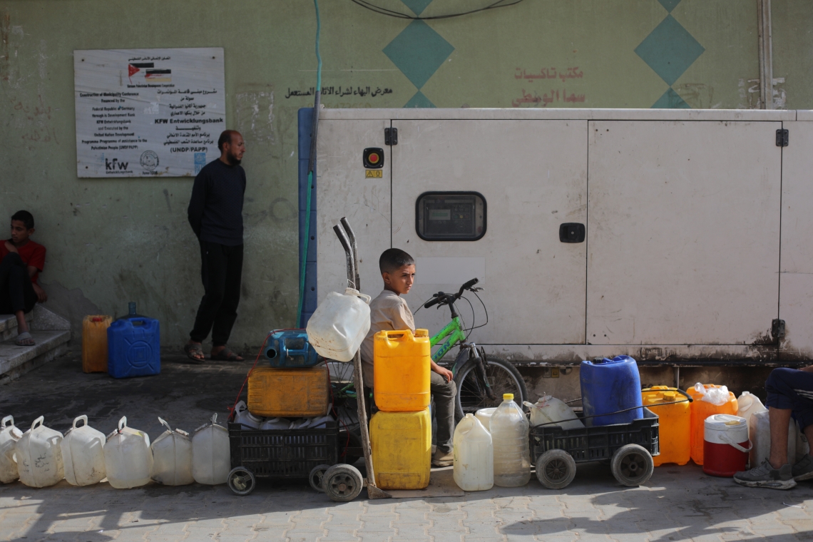 נער בתור לקבלת מי שתייה ברצועת עזה | צילום: עלי חסאן, פלאש 90