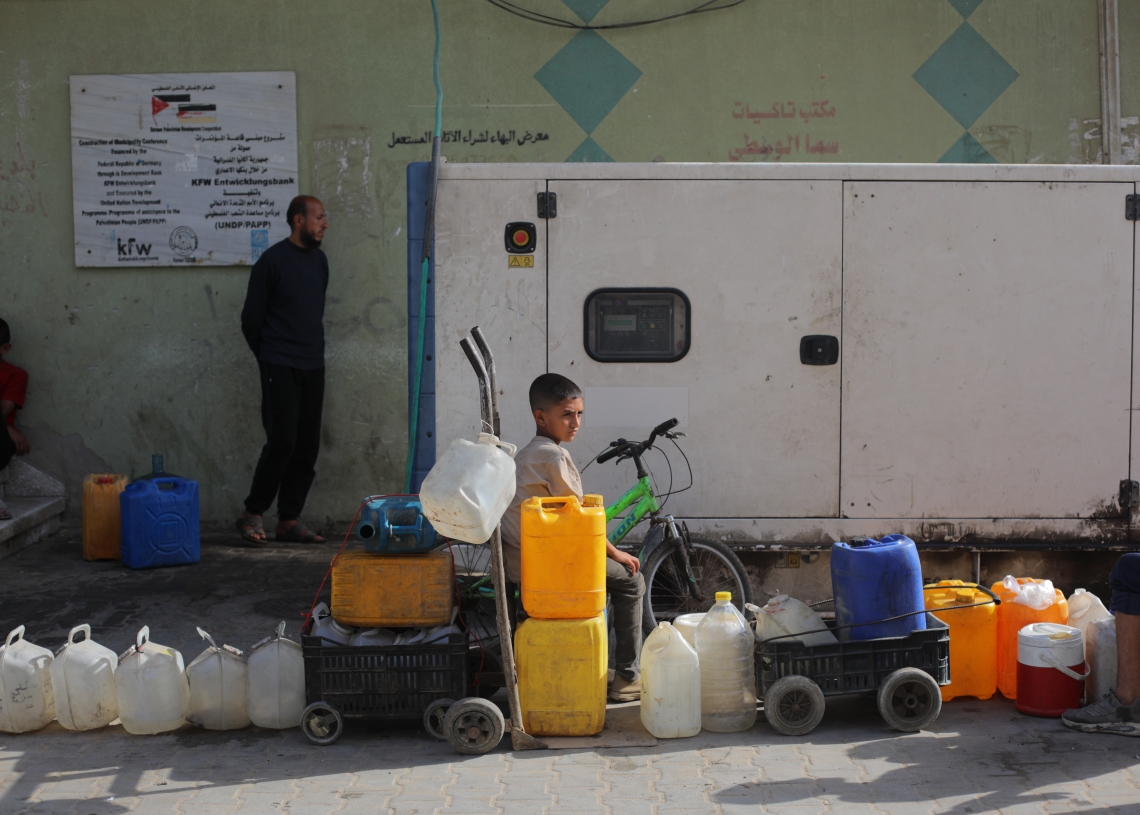 נער בתור לקבלת מי שתייה ברצועת עזה | צילום: עלי חסאן, פלאש 90