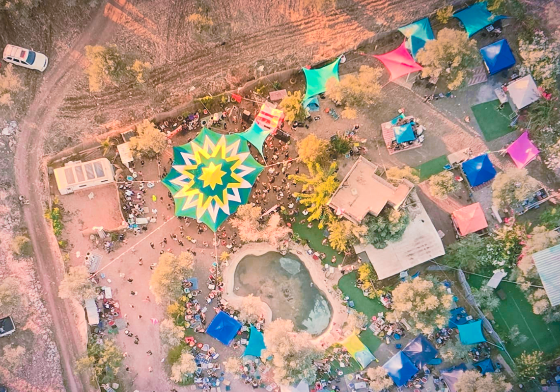 ״פחות מ-500 משתתפים לא מצריכים אישור״ | תיעוד המסיבה בצילום רחפן, שימוש לפי סעיף 27 א׳