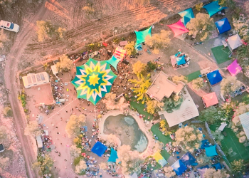 ״פחות מ-500 משתתפים לא מצריכים אישור״ | תיעוד המסיבה בצילום רחפן, שימוש לפי סעיף 27 א׳