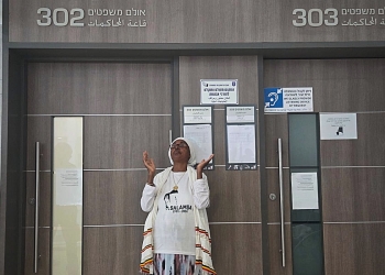 תם ולא נשלם: אמא של יוסף סלמסה בבית המשפט השלום בבת ים, הבוקר | צילום: סיון תהל