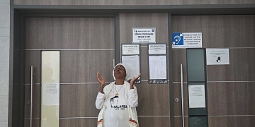 תם ולא נשלם: אמא של יוסף סלמסה בבית המשפט השלום בבת ים, הבוקר | צילום: סיון תהל