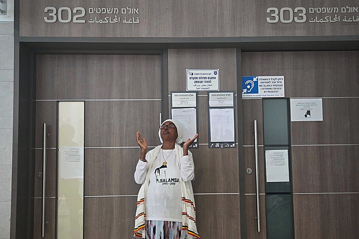 תם ולא נשלם: אמא של יוסף סלמסה בבית המשפט השלום בבת ים, הבוקר | צילום: סיון תהל