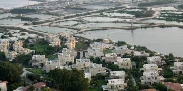 בריכות הדגים הן משאב קריטי לכלכלת הקיבוץ או שטח שאפשר להשתמש בו למגורים, מלונאות ופארק צפרות. תלוי מי שואל | צילום פלאש 90