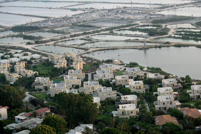 בריכות הדגים הן משאב קריטי לכלכלת הקיבוץ או שטח שאפשר להשתמש בו למגורים, מלונאות ופארק צפרות. תלוי מי שואל | צילום פלאש 90