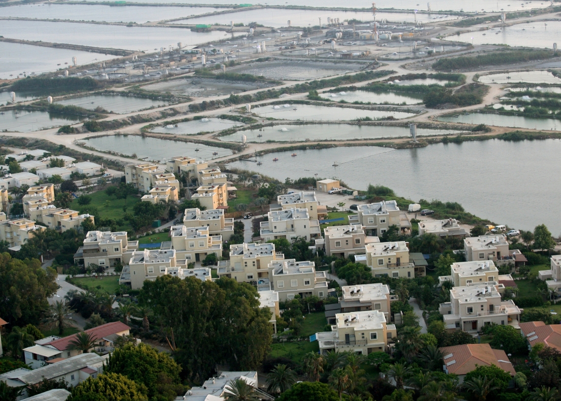 בריכות הדגים הן משאב קריטי לכלכלת הקיבוץ או שטח שאפשר להשתמש בו למגורים, מלונאות ופארק צפרות. תלוי מי שואל | צילום פלאש 90
