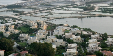 בריכות הדגים הן משאב קריטי לכלכלת הקיבוץ או שטח שאפשר להשתמש בו למגורים, מלונאות ופארק צפרות. תלוי מי שואל | צילום פלאש 90