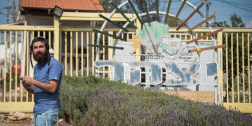 סוכות בכניסה ליישוב בו הוא מתגורר, יצהר, שעשוי להפוך בקרוב להתנחלות בעדיפות לאומית | Photo by Sraya Diamant/Flash90