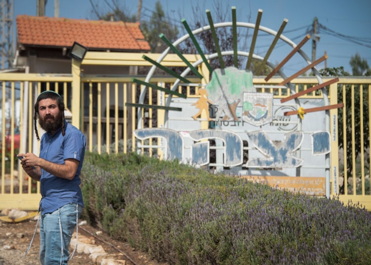 סוכות בכניסה ליישוב בו הוא מתגורר, יצהר, שעשוי להפוך בקרוב להתנחלות בעדיפות לאומית | Photo by Sraya Diamant/Flash90