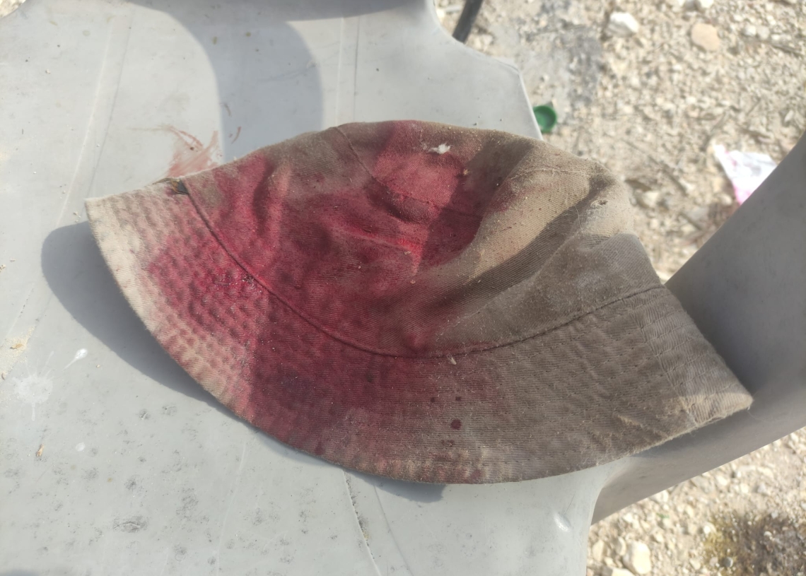 הכובע של חייל המילואים יובל בן ארי, שנרגם באבנים על ידי מתנחלים בתקופת המסיק | צילום: יובל בן ארי