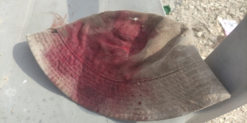 הכובע של חייל המילואים יובל בן ארי, שנרגם באבנים על ידי מתנחלים בתקופת המסיק | צילום: יובל בן ארי