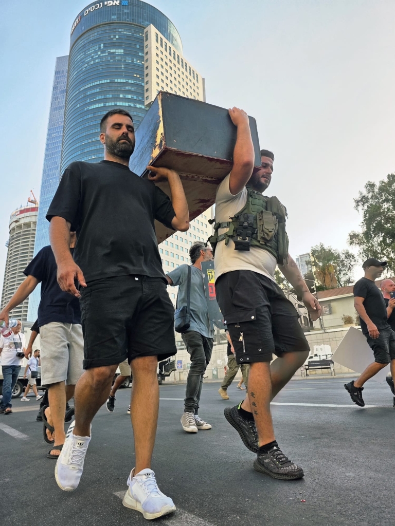 שון דננברג במחאת הלומי הקרב בתל אביב | צילום: אבי דננברג 
