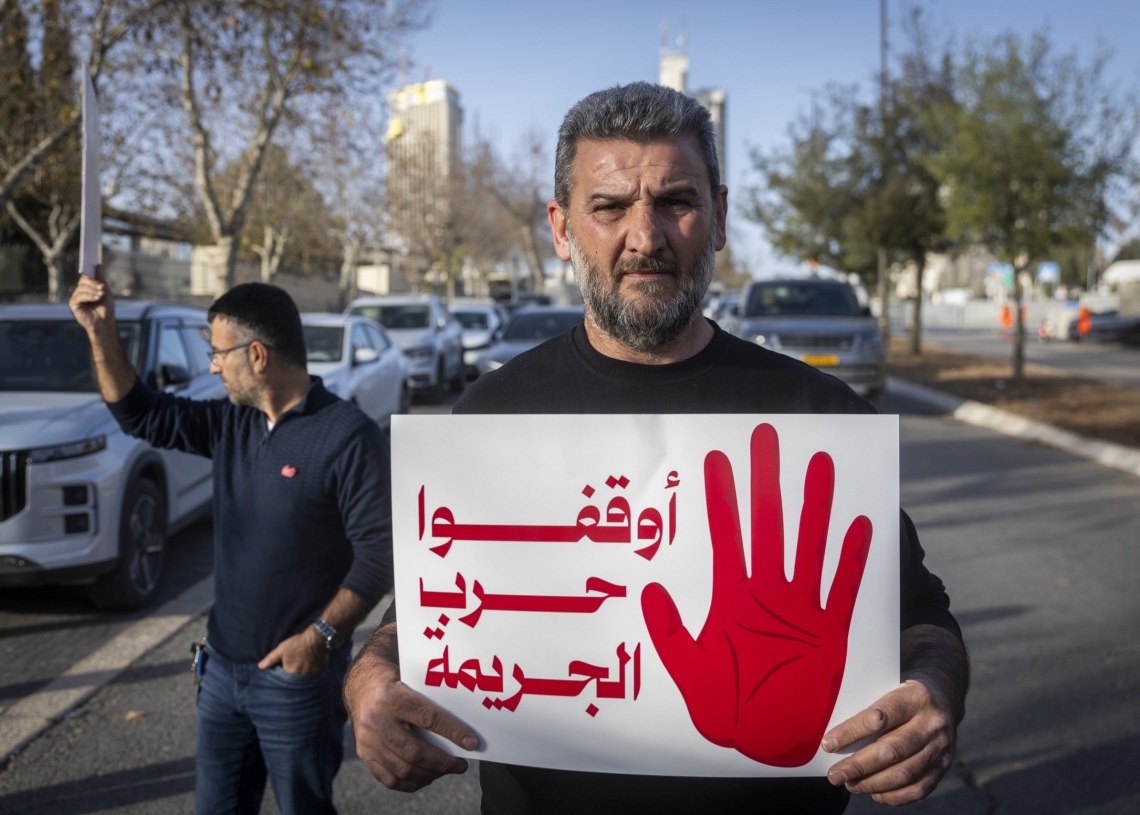 מפגין כנגד האלימות הגואה בחברה הערבית | צילום: חיים גולדברג, פלאש 90