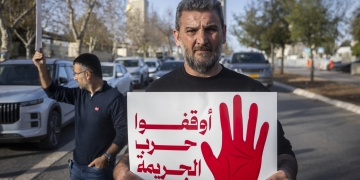 מפגין כנגד האלימות הגואה בחברה הערבית | צילום: חיים גולדברג, פלאש 90