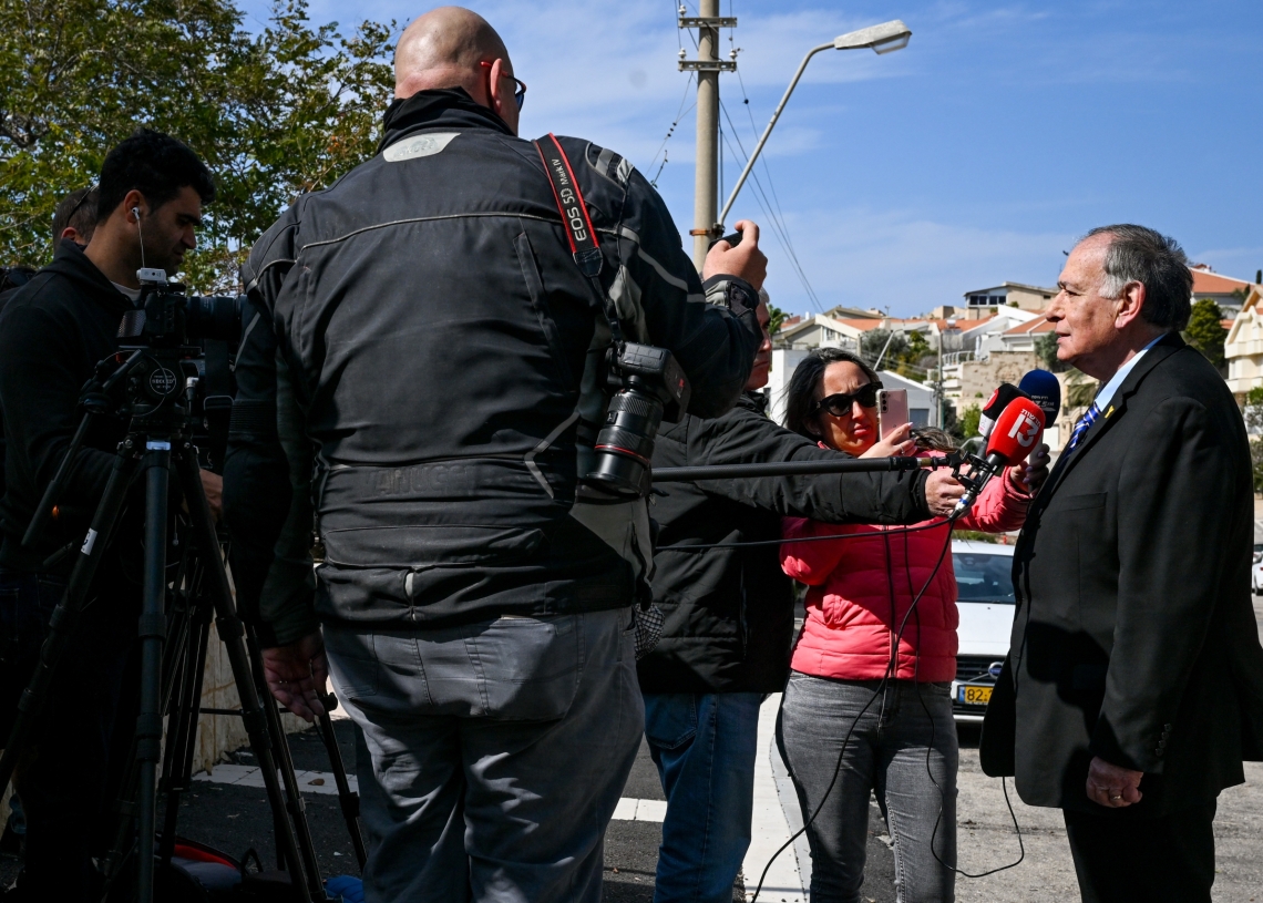 ראש עיריית חיפה, יונה יהב, משוחח עם עיתונאים מחוץ לביתו בחיפה | צילום: פלאש 90