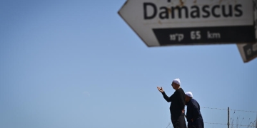 ישראלים מביטים ברמת הגולן אל עבר הגולן הסורי | צילום: פלאש 90