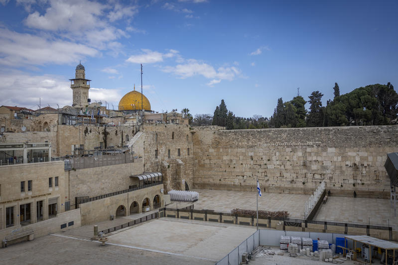 רחבת הכותל ריקה מאדם ביום הראשון למלחמה | צילום: יונתן סינדל פלאש 90