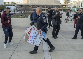 החרמת שלטים, חיפוש בעירום למתנגדי ממשלה, פיזור אלים ומעצרי שווא | סנ״צ עופר מדגים כלפי הממשלה צייתנות של כלב | צילום: פלאש90