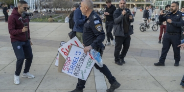 החרמת שלטים, חיפוש בעירום למתנגדי ממשלה, פיזור אלים ומעצרי שווא | סנ״צ עופר מדגים כלפי הממשלה צייתנות של כלב | צילום: פלאש90