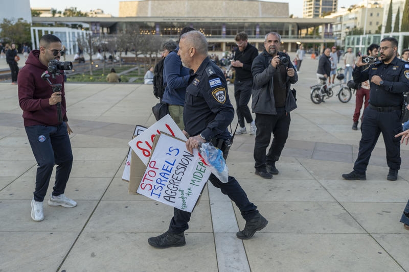 החרמת שלטים, חיפוש בעירום למתנגדי ממשלה, פיזור אלים ומעצרי שווא | סנ״צ עופר מדגים כלפי הממשלה צייתנות של כלב | צילום: פלאש90