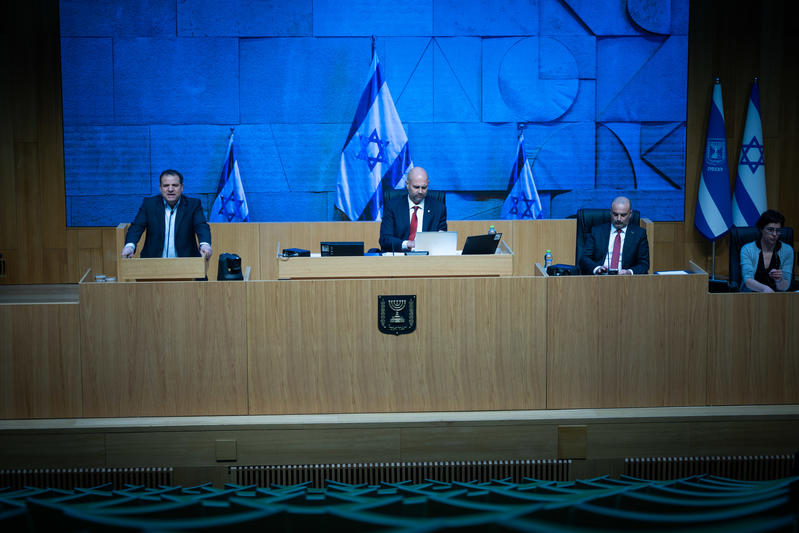 מליאת הכנסת במרחב המוגן, התבליט מוקרן על מסך |צילום: יונתן סינדל, פלאש 90
