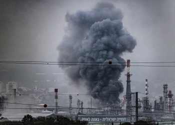 עשן מיתמר מעל מתקני הזיקוק במפרץ חיפה כתוצאה מפגיעה של חלקי טיל בליסטי מאיראן | צילום: פלאש 90