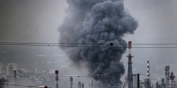 עשן מיתמר מעל מתקני הזיקוק במפרץ חיפה כתוצאה מפגיעה של חלקי טיל בליסטי מאיראן | צילום: פלאש 90