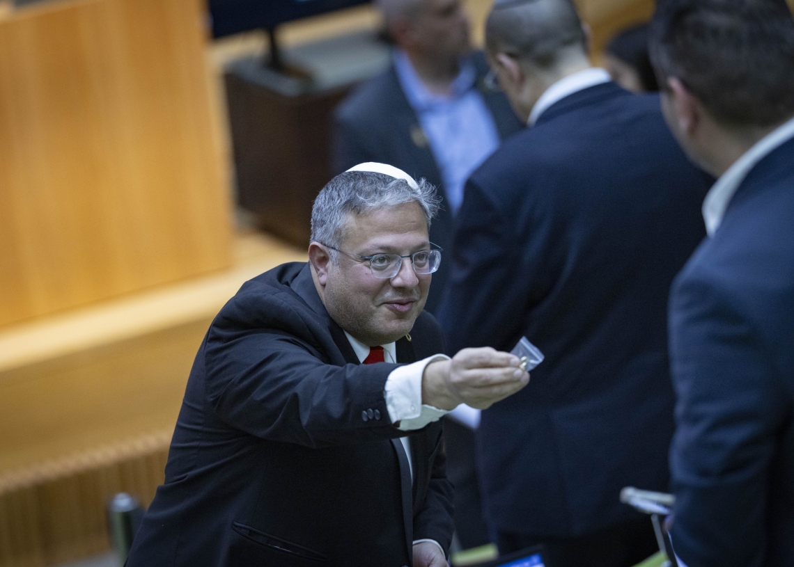 בן גביר מחלק בכנסת סיכת חבל תלייה | צילום: פלאש 90